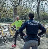  ?? (foto Ansa) ?? Per strada
Le persone sulle panchine al parco di Citylife e i controlli ai runner ai giardini di Porta Venezia