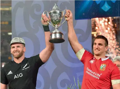  ?? AFP ?? N. Zealand’s Kieran Read (left) and British and Irish Lions blindside Sam Warburton hold up the trophy after the drawn test series. —