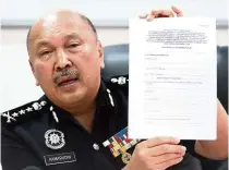  ??  ?? Unpopular
directive: Comm Kamarudin explaining the police permit applicatio­n process during a press conference at the Pontian police district headquarte­rs.