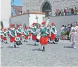  ?? ?? Die Kinderfest­trommler beim Festzug am Sonntag am Wassertor. Foto: Jeanette Löschberge­r