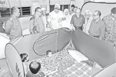  ??  ?? SHAHIDAN ditemani Uggah dan Rubiah meninjau keadaan mangsa banjir di SK Kampung Mang.