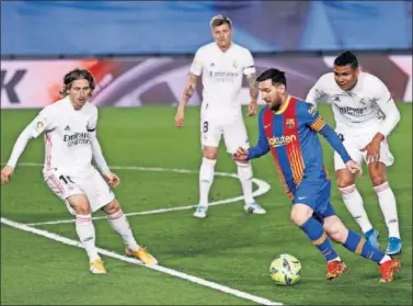  ??  ?? Messi intenta progresar ante la atenta mirada de Modric, Casemiro y Kroos.