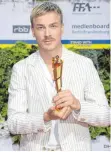  ?? FOTO: FREDERIC KERN/IMAGO ?? Albrecht Schuch mit Goldener Lola: Bester Hauptdarst­eller beim Filmpreis 2022.