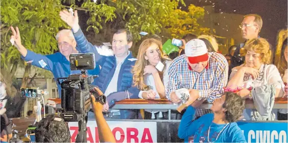  ??  ?? La familia es lo primero. Habla Gerardo y, a su lado, escucha Claudia. Los Zamora cumplirán 16 años al comando de la provincia.