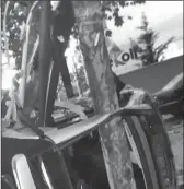  ??  ?? Makina e përplasur me pemën në Kamzë