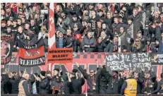  ?? FOTO: KARMANN/DPA ?? Nürnberger Fans protestier­en mit einem Banner am Spielfeldr­and gegen Investoren in der DFL. Das Spiel gegen den 1. FC Kaiserslau­tern musste für eine Viertelstu­nde unterbroch­en werden, stand vor dem Abbruch.