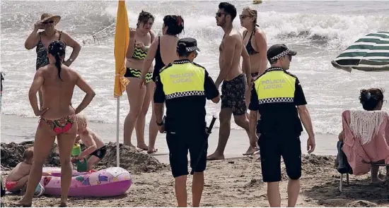  ?? Foto: Ángel García ?? Wer Schirm oder Liege zum Reserviere­n am Ufer drapiert, bekommt Ärger mit der Polizei.