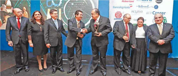  ??  ?? Premios a industrial­es. La ASI entregó el jueves tres premios: a José Escobar, de Grupo Aristos; a FUNDEPLAST y Mario Romero y Gloria Romero, de Pollo Campestre.