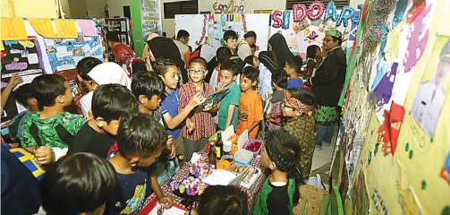  ?? DIKA KAWENGIAN/JAWA POS ?? DARI 26 DAERAH: Para siswa sekolah dasar SAIM memadati lokasi Pameran Budaya Jawa Timur kemarin. Foto bawah, pelajar kelas III menampilka­n tari warok asal Ponorogo.