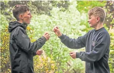  ?? ?? A pupil from each of the schools played rock paper scissors after learning it in both of their languages.