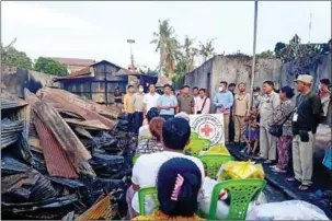  ?? CRC ?? Officials from the Cambodian Red Cross (CRC) Phnom Penh branch provides humanitari­an aids to fire victims in the capital’s Russey Keo district on December 26.