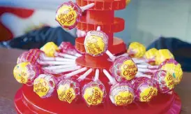  ??  ?? The Chupa Chups logo was designed by Salvador Dali, a friend of the owner of the Catalan lollipop. Dali integrated the name of the brand into the daisy design and insisted that the logo be placed on top, so that it is always visible (informatio­n from...