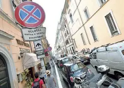  ??  ?? Via di Ripetta Ieri mattina (foto LaPresse) la strada colma di automobili