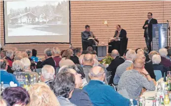  ?? SZ-FOTO: PAKL ?? Gernot Unseld, Klaus Unseld und Daniel Tretter lesen Stücke aus der Ringinger Ortschroni­k.