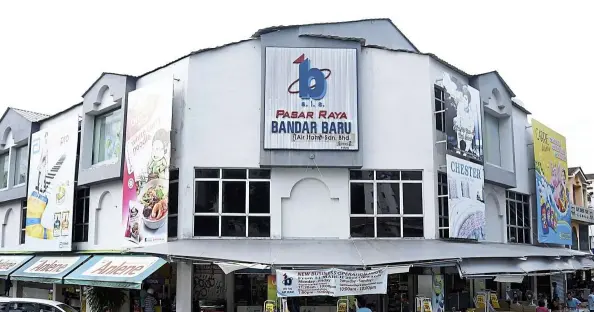  ??  ?? The Bandar Baru Air Itam Supermarke­t is a favourite shopping venue among Penangites.