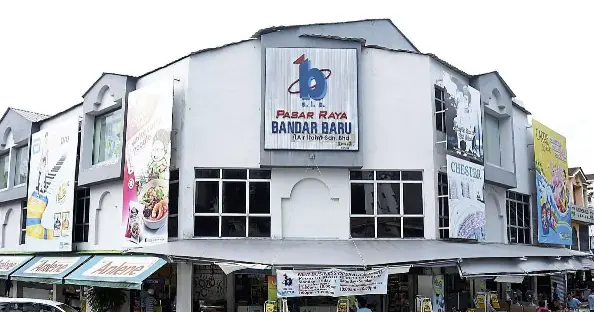  ??  ?? The Bandar Baru Air Itam Supermarke­t is a favourite shopping venue among Penangites.