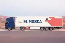  ?? ?? Un camión de Transporte­s El Mosca.