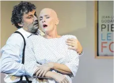  ?? FOTO: STAATSOPER ?? Paul (Jonas Kaufmann) meint, in der Tänzerin Marietta (Marlis Petersen) seine verstorben­e Frau wiederzuer­kennen – was ihn beinahe in den Wahnsinn treibt.