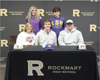  ?? Kevin Myrick ?? Ty Floyd (center) with his mom Shea and dad Tyson, along with sister Avery and brother Noah all celebrated the Rockmart pitcher’s signing day with LSU.