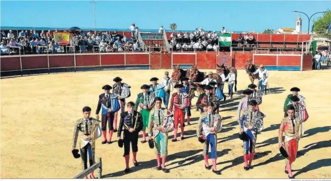  ?? REPORTAJE GRÁFICO: P. GUERRERO ?? Amplio paseíllo ayer en Villarrasa con seis nombres toreros de esta tierra apuntando en la tarde difrentes sensacione­s frente a los novillos de Agustín Lunar.