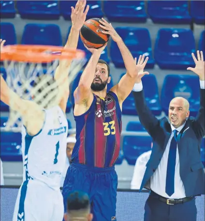  ?? FOTO: MANEL MONTILLA ?? Nikola Mirotic, ala-pívot del Barça, lanzando en el partido ante el San Pablo Burgos de la primera jornada de la Liga Endesa