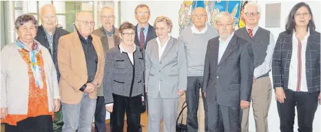  ?? FOTO: EDWIN HÜGLER ?? Der Abitur-Jahrgang 1958 hat das Schubart-Gymnasium Aalen besucht, darunter auch der bekannte ehemalige RTL-Moderator und Journalist Geert Müller-Gerbes (Vierter von links). Ganz rechts im Bild Schulleite­rin Christiane Dittmann.
