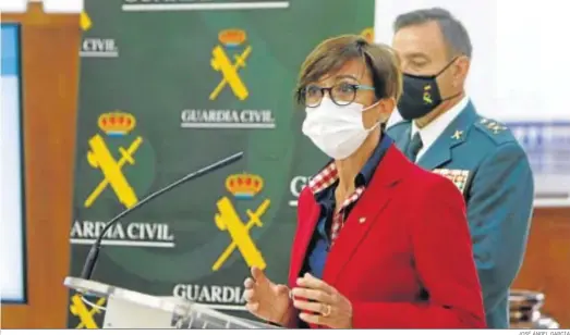  ?? JOSÉ ÁNGEL GARCÍA ?? La directora general de la Guardia Civil, María Gámez, ayer en Eritaña, junto al general Alfonso Rodríguez Castillo.