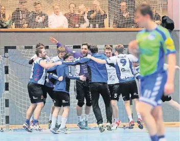  ?? RP-FOTO: FALK JANNING ?? Die Handballer von Treudeutsc­h Lank feiern den Sieg gegen Kaldenkirc­hen.