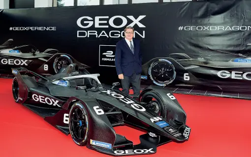  ??  ?? L’auto Il presidente del gruppo Geox, Mario Moretti Polegato, mostra con orgoglio la «GeoxDragon» , l’auto che parteciper­à al campionato di Formula «E»