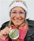  ?? Foto: Schade ?? Skirennfah­rerin Andrea Nöll strahlt mit ihrer WM Bronzemeda­ille.