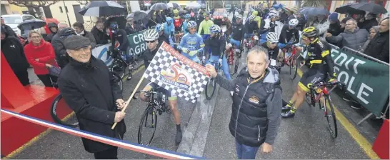  ??  ?? Le maire, Jean-Luc Longour, et l’organisate­ur, Serge Pascal, ont donné le départ fictif de la première étape de l’épreuve à  heures.