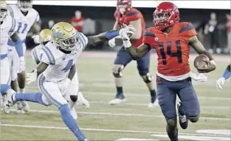  ?? Rick Scuteri Associated Press ?? ARIZONA QUARTERBAC­K Khalil Tate runs with the ball in the first half against UCLA on Saturday. The Wildcats gained 605 yards on offense, including 457 on the ground.