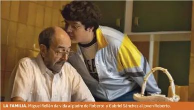  ?? NETFLIX ?? LA FAMILIA. Miguel Rellán da vida al padre de Roberto y Gabriel Sánchez al joven Roberto.