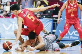  ?? RIO DELUVIO ?? MAAKSIYON ang opening game sa pagitan ng San Sebastian at Lyceum of the Philippine­s sa NCAA men’s basketball.