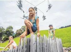  ??  ?? Vor allem Kinder haben jede Menge Spaß im Erlebnispa­rk Hexenwasse­r in Söll in den Kitzbühele­r Alpen.