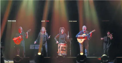  ?? TONI GALÁN ?? El grupo Almagato, premio a la Trayectori­a, interpretó sobre el escenario ‘Pa que no baile solita’ y ‘El bailarín de los montes’.