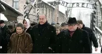  ??  ?? En  également à Auschwitz, aux côtés de Jacques Chirac, cette fois pour le e anniversai­re de la libération du camp, où elle était aussi entourée de ses petits-enfants.