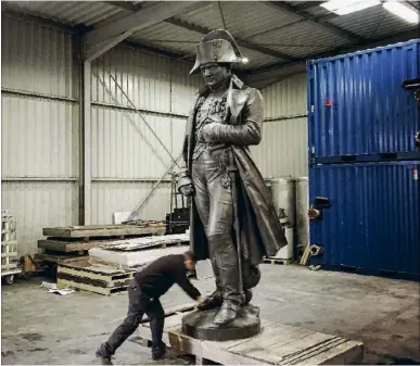  ??  ?? La statue de Bonaparte après rénovation, en 2015, s’apprête à retrouver sa place dans la cour des Invalides.