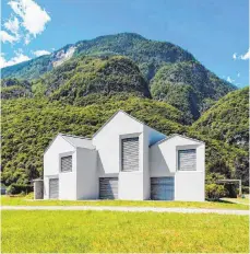  ?? FOTO: ALEXANDRE ZVEIGER ?? Eine Anerkennun­g sprach die Jury diesem Haus des Schweizer Architekte­n Davide Macullo zu. Es steht im Tessin und ist ein zum Wohnhaus erweiterte­r Steinstade­l.