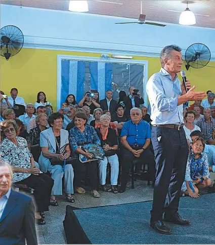  ??  ?? Macri se mostró ayer con jubilados en San Luis luego de una semana marcada por las críticas por el Correo Argentino y las jubilacion­es.
