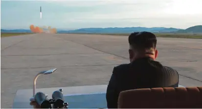  ?? (KEYSTONE/EPA/KCNA) ?? Kim Jong-un assiste au lancement d’un missile balistique, en septembre dernier.