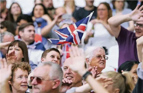  ?? FOTO: REUTERS ?? Begeistert, aber nicht mehr die Jüngsten: Leichtathl­etik-Fans bei den Weltmeiste­rschaften in London.