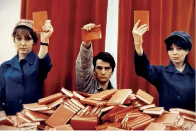  ??  ?? Anne Wiazemsky, Jean-Pierre Léaud et Juliet Berto brandissen­t le « Petit Livre rouge » dans « la Chinoise », de Jean-Luc Godard (1967).