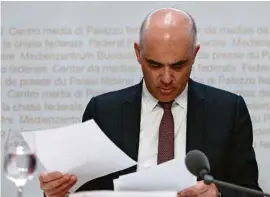  ?? (PETER KLAUNZER/KEYSTONE) ?? Alain Berset: «La protection de la santé prime. Mais il faut trouver le bon équilibre afin de permettre au pays de traverser cette phase.»