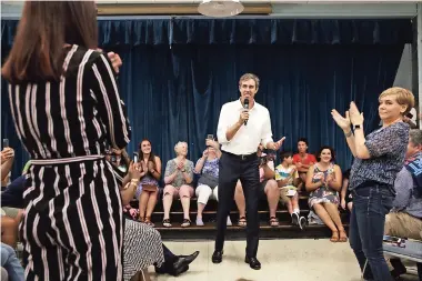  ??  ?? durante Un recorrido por Carolina del sur, beto o’rourke mostró su conocimien­to del español en prácticame­nte todas las paradas de su campaña