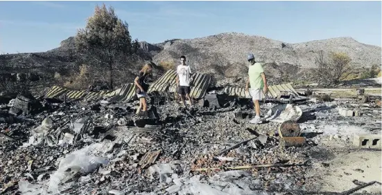  ?? Foto: Stefano Favilla ?? Die Familie Agosta hat ihr Zuhause an das Feuer verloren. Eine Spendenakt­ion soll helfen.