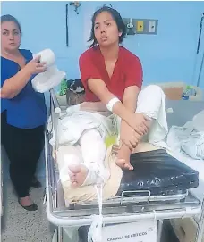  ??  ?? El sepelio de Gavy Vásquez y doña Mary Medina fue acompañado por una multitud. Mercy Dariela Navarro Meza está interna en el Hospital Escuela.