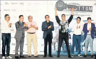  ?? PHOTO: HTCS/ RAAJESSH KASHYAP ?? (L-R) Gautam Dutta (PVR Cinemas), Lalit Ojha (INOX Leisure), Shashank Raizada (Delite, Delhi), Saurabh Sharma (Cinepolis India), actor Akshay Kumar, Ajay Bijli (PVR Cinemas) and Sanjay Chatar (Pen Marudhar)