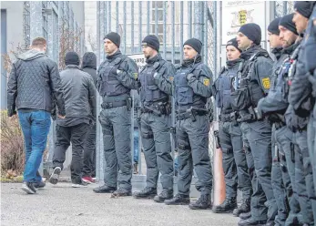  ?? FOTO: DPA ?? Festung Stammheim: Hunderte Polizisten und zwei Hubschraub­er sicherten am Montag den Gerichtssa­al. Dort standen mutmaßlich­e Anführer der türkisch-nationalis­tischen Straßengan­g Osmanen Germania vor Gericht.