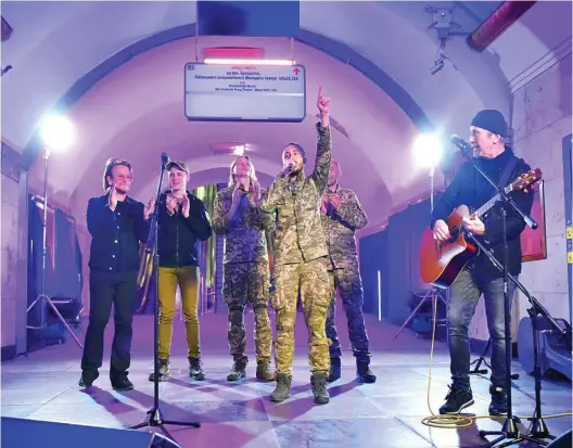  ?? EFE ?? Bono y The Edge, junto a los componente­s de la banda ucraniana Antytila durante el concierto que ofrecieron en el metro de Kiev